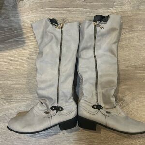 Fashion Grey boots size 37 with zip
Up zipper close